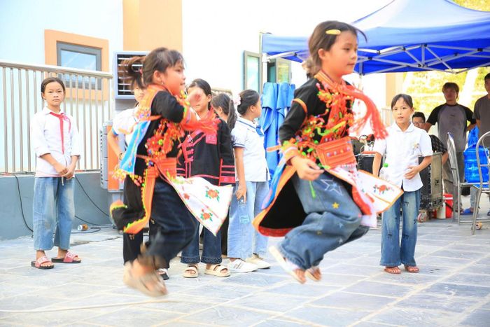 Những trò chơi dân gian thu hút đông đảo học sinh tham gia, cổ vũ.
