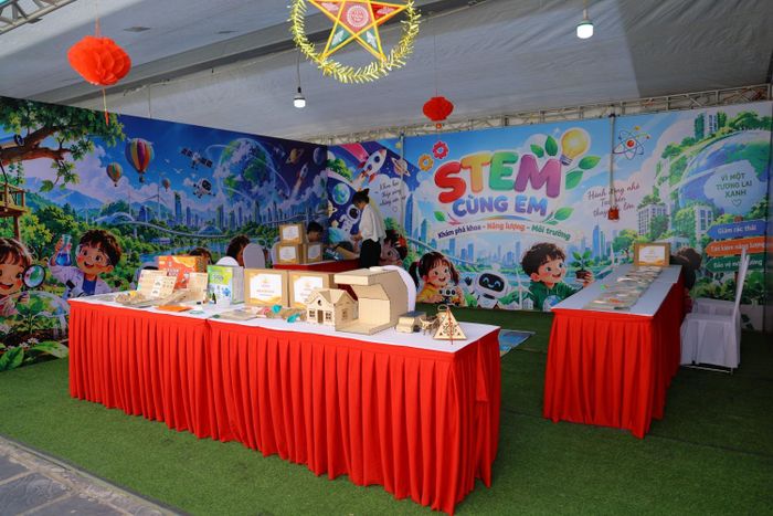 Gian hàng các bộ KIT thực nghiệm STEM cho học sinh Tiểu học và THCS.