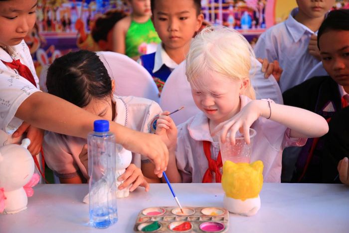 Các em học sinh lần lượt thử sức với những hoạt động tại gian hàng trải nghiệm.