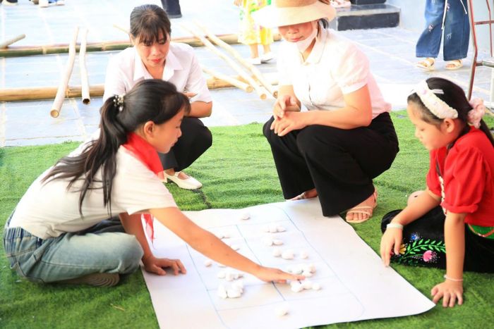 Một trò chơi dân gian thu hút cả người tham gia lẫn những cổ động viên nhỏ tuổi.