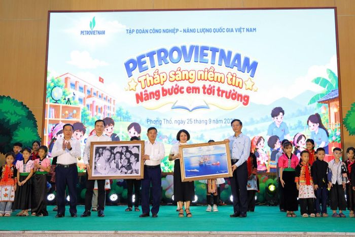 Đại diện lãnh đạo PETROVIETNAM và tỉnh Lai Châu đã trao tặng nhà trường những phần quà ý nghĩa