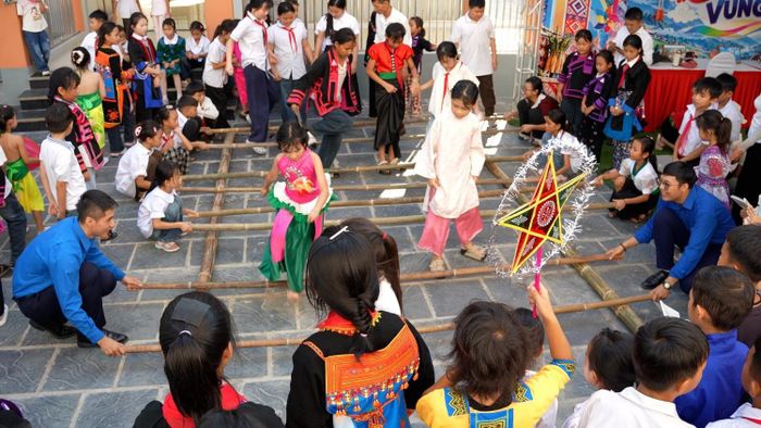 Các em học sinh vui hội Trung thu