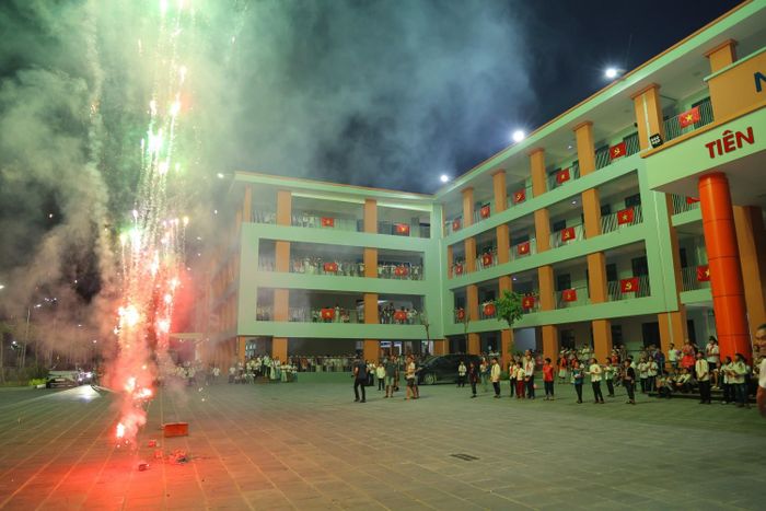 Khép lại chương trình, màn pháo hoa rực rỡ thắp sáng bầu trời vùng biên Phong Thổ