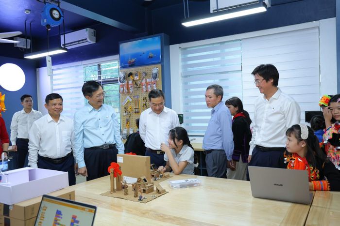 Các đại biểu tham quan phòng STEM và trò chuyện với các em học sinh