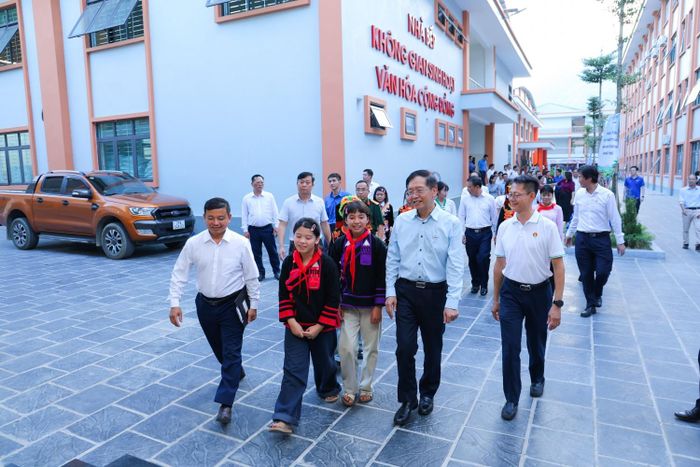 Các đại biểu, thầy cô giáo và các em học sinh cùng chung không khí hân hoan trong ngày hội Trung thu tại trường PETROVIETNAM - Phong Thổ