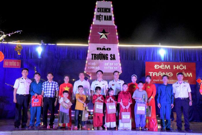 Chỉ huy đảo trao quà Trung thu của UBND Đặc khu Trường Sa cho các cháu thiếu nhi.