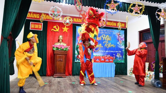 Tiết mục múa lân của cán bộ, chiến sĩ đảo Sinh Tồn.