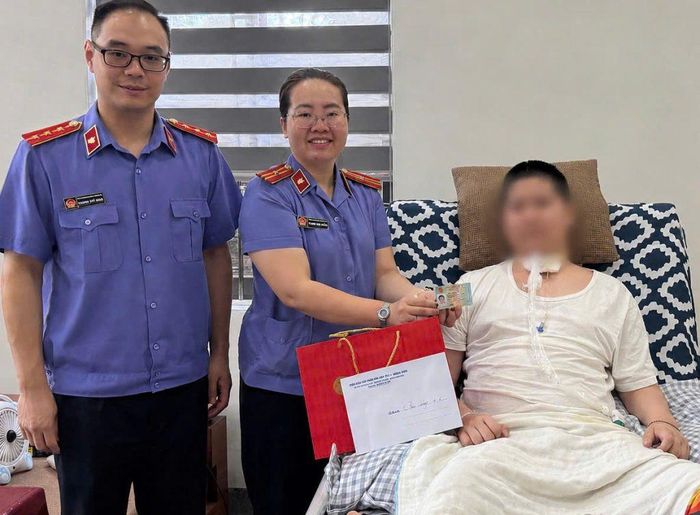 VKSND khu vực 3 - Quảng Ninh trao căn cước và tặng quà cho cháu N.K.T.