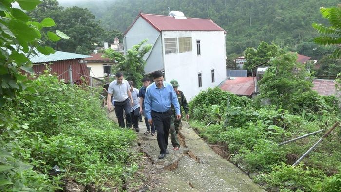 Phó Chủ tịch UBND tỉnh Thanh Hóa Mai Xuân Liêm kiểm tra sạt lở Quan Sơn