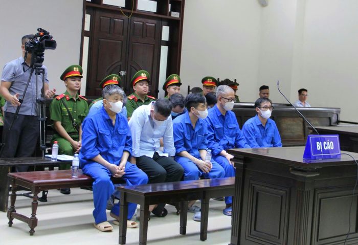 Các bị cáo tại phiên toà phúc thẩm.