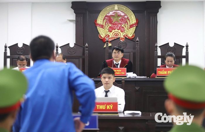 Sáng 25/9, TAND tỉnh Hà Tĩnh mở phiên tòa sơ thẩm xét xử bị cáo Trần Văn Sơn về tội giết người.