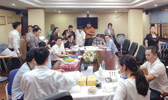 Hơn 100 viên chức, người lao động Báo Công lý được khám, tư vấn sức khỏe định kỳ hằng năm.