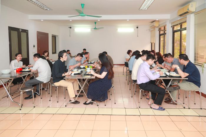 Bếp ăn tập thể không chỉ phục vụ bữa ăn mà còn là nơi kết nối để đồng nghiệp cùng chia sẻ với nhau về công việc và cuộc sống.