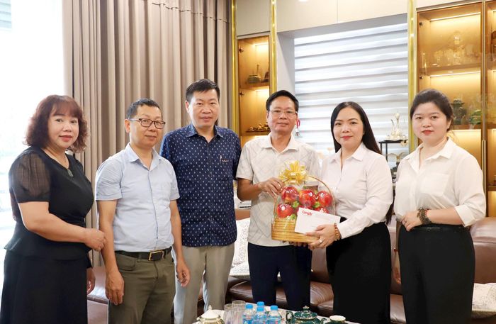 Đại diện Chi ủy, Ban Biên tập và Công đoàn Báo Công lý thăm hỏi và trao quà tri ân các gia đình chính sách là thân nhân của cán bộ, viên chức, người lao động đã và đang công tác tại Báo Công lý.