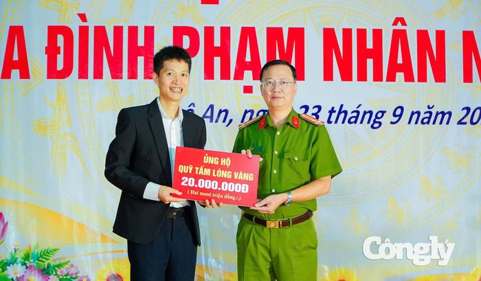 Đại diện đơn vị, tổ chức trao 20 triệu đồng ủng hộ “Quỹ Tấm lòng vàng”, góp phần sẻ chia, động viên các phạm nhân có hoàn cảnh khó khăn.