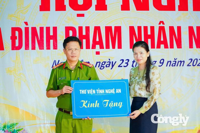 Thư viện tỉnh Nghệ An trao tặng sách, góp phần bổ sung nguồn tài liệu phục vụ nhu cầu đọc, học tập và nâng cao kiến thức cho phạm nhân.