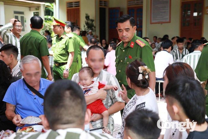 Tình thân trở thành nguồn động viên để những người từng lầm lỗi thêm quyết tâm sửa mình, hướng tới tương lai.