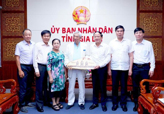 Lãnh đạo tỉnh Gia Lai tặng quà lưu niệm cho Giáo sư.
