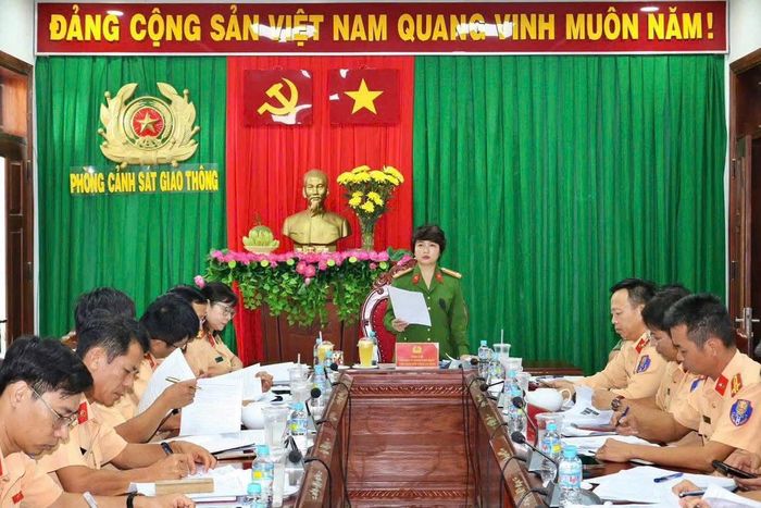 Thượng tá Ksor H’Bơ Khắp chủ trì buổi làm việc.