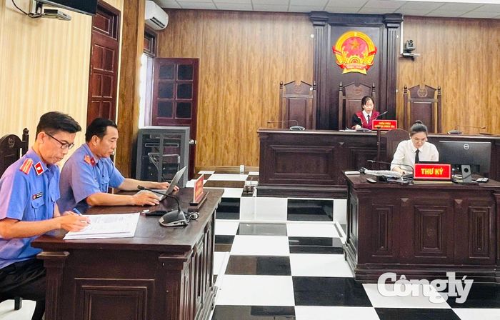 Quang cảnh phiên toà.