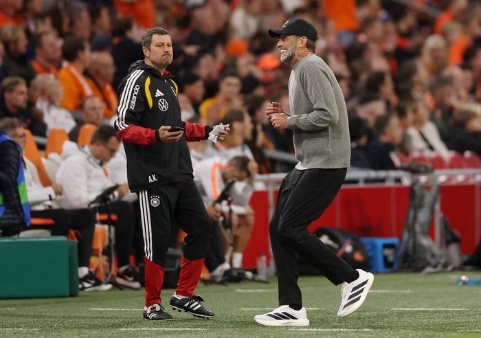 HLV Jurgen Klopp ăn mừng ngoài đường biên