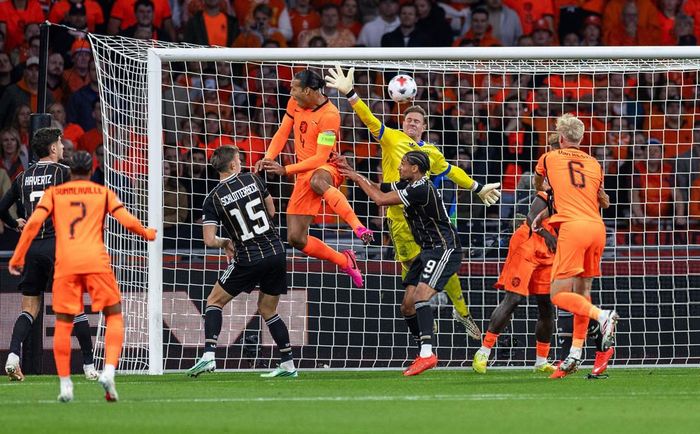 Phút 11, Van Dijk đánh đầu tung lưới Ter Stegen nhưng VAR từ chối bàn thắng