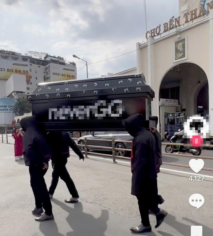 Hình ảnh khiêng quan tài diễu phố gây phản cảm. Ảnh cắt từ video