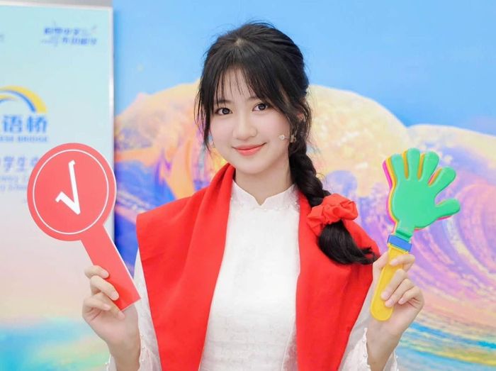 Tuệ Anh là học sinh thứ hai của Việt Nam giành quán quân châu lục tại cuộc thi Nhịp cầu Hán ngữ. Ảnh: NVCC