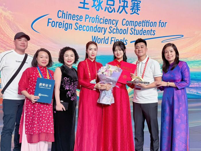 Tuệ Anh cùng bố mẹ, cô giáo và người thân. Ảnh: NVCC