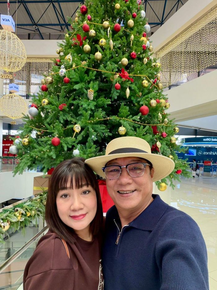 NSND Trọng Trinh và vợ. 