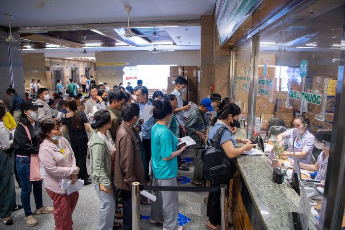 Bệnh nhân xếp hàng rất đông, Bệnh viện Đại học Y dược TPHCM luôn trong tình trạng quá tải. Ảnh: Tuấn Hùng