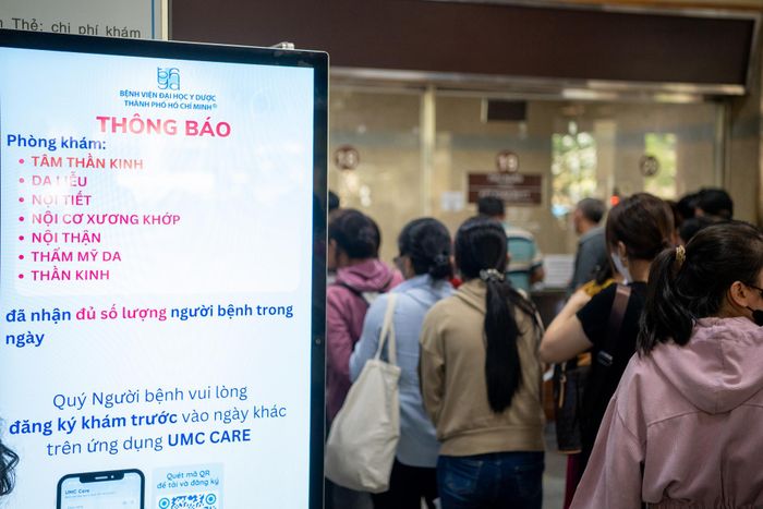 Để có được số khám trên app, nhiều bệnh nhân cho biết họ phải đặt lịch từ trước đó nhiều tuần. Điều này gây không ít sự bất tiện khiến người bệnh chưa hưởng thụ được trọn vẹn lợi ích từ ứng dụng công nghệ hiện đại như kỳ vọng. Ảnh: Tuấn Hùng