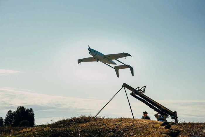 Máy bay không người UAV Raybird rời bệ phóng. Lục quân Mỹ trao cho Skyeton Inc. hợp đồng trị giá 10,64 triệu USD cung cấp phần cứng và dịch vụ liên quan đến hệ thống UAV Raybird. (Nguồn ảnh: Skyeton/Wikimedia Commons, CC BY-SA 4.0/armyrecognition.com) 
