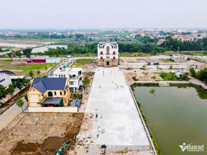 Căn biệt thự đã được di chuyển khoảng 200m để chuẩn bị dời sang vị trí mới.