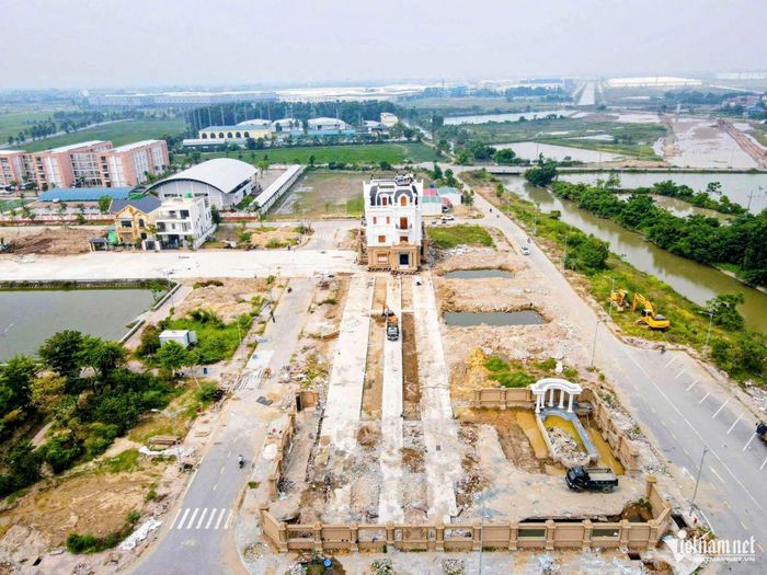 Căn biệt thự được giữ nguyên kết cấu trong quá trình di chuyển. Tuyến đường di dời đã được chuẩn bị trước.