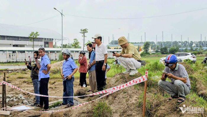 Đông đảo người dân hiếu kỳ đến xem.