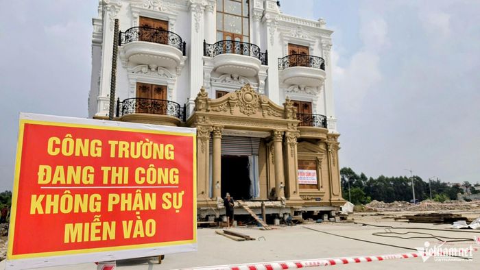 Các biển cảnh báo được đặt quanh ngôi nhà để đảm bảo an toàn.