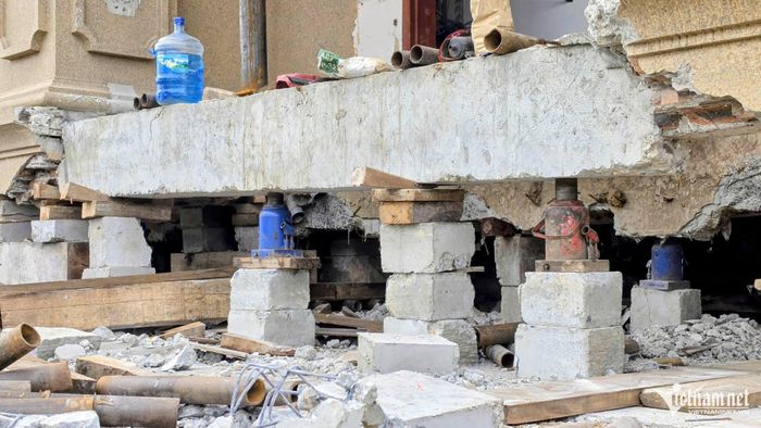 Hệ thống kích thủy lực nâng toàn bộ khối biệt thự lên khỏi nền đất.