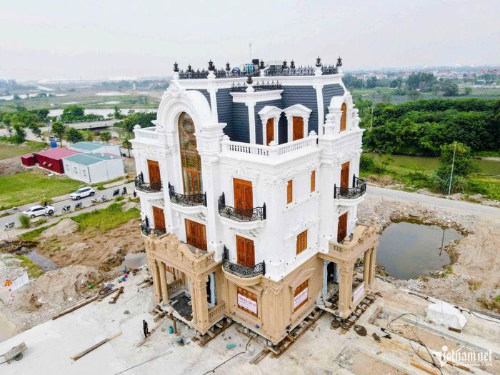 Công trình đã được di chuyển khỏi vị trí ban đầu khoảng 200m.