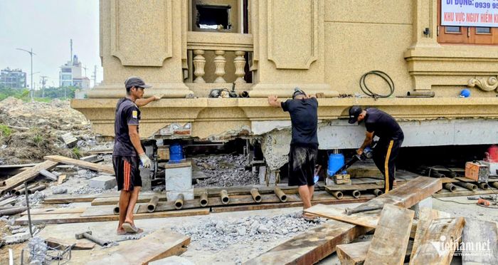 Biệt thự nặng hàng trăm tấn được di chuyển từng bước trên hệ thống con lăn.