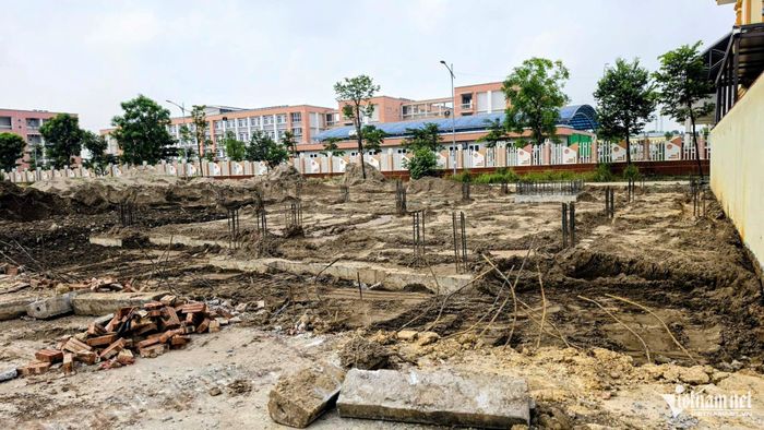 Phần móng tại vị trí mới đã được chuẩn bị sẵn sàng, chờ căn biệt thự được di chuyển tới.