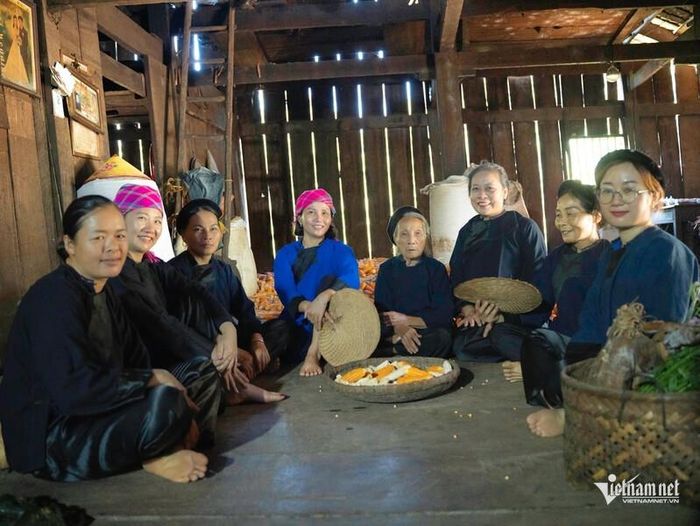 Những nếp nhà sàn, trang phục dân tộc, món ăn truyền thống và đặc biệt là tiếng Nùng vẫn được người dân Lân Nóng gìn giữ, sử dụng và trao truyền trong mỗi gia đình. Ảnh: Lannong.io.vn