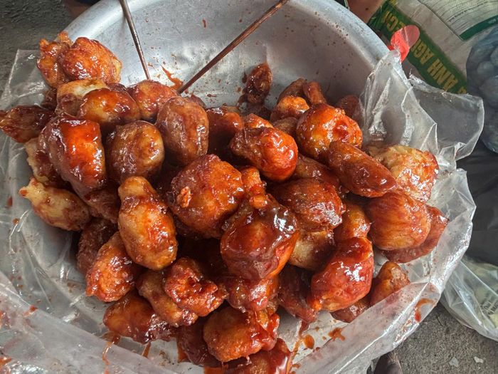 Người dân địa phương bán những món ăn dân dã trong khu ẩm thực của chợ