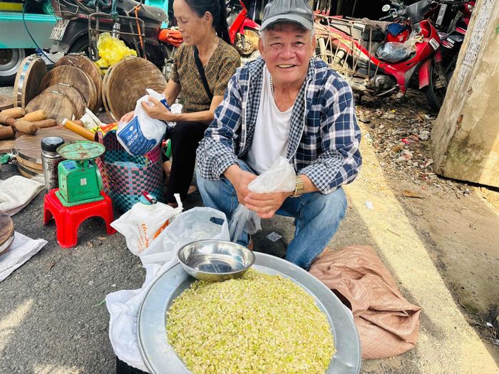 Vào ngày chợ phiên, người dân bản địa và các xã, phường lân cận thường đổ về chợ để mua sắm, tận hưởng không khí chợ quê và thưởng thức các thức quà vặt hấp dẫn