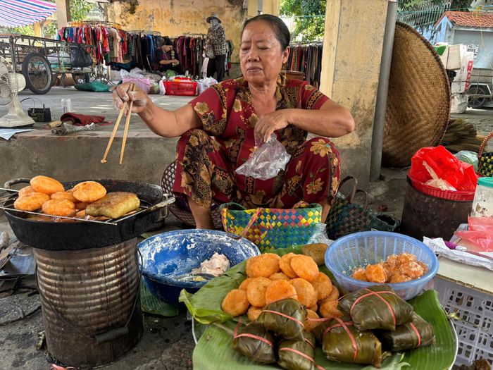 Những chiếc bánh rán đường ngọt thơm được bà Dự bán với giá 10.000 đồng/8 chiếc