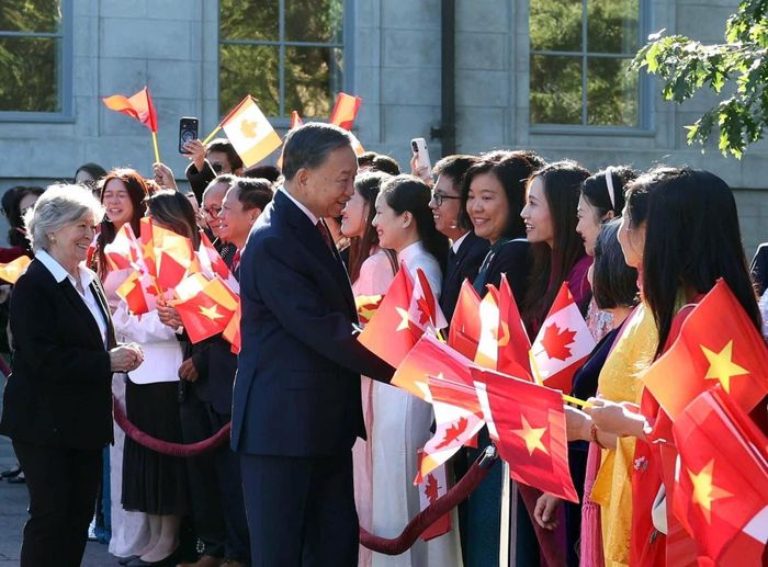 Tổng Bí thư, Chủ tịch nước Tô Lâm và Toàn quyền Louise Arbour với cộng đồng người Việt Nam tại Canada dự lễ đón. Ảnh: TTXVN