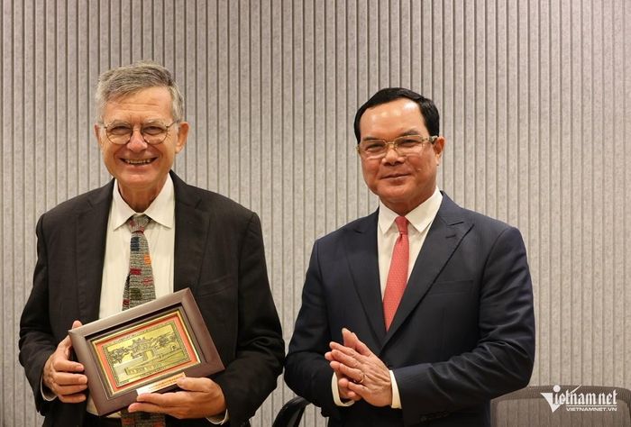 Thăm và làm việc với Bộ Truyền thông của Tòa thánh Vatican, Bộ trưởng Bộ Dân tộc và Tôn giáo Việt Nam Nguyễn Đình Khang tặng quà Bộ trưởng Truyền thông Paolo Ruffini.