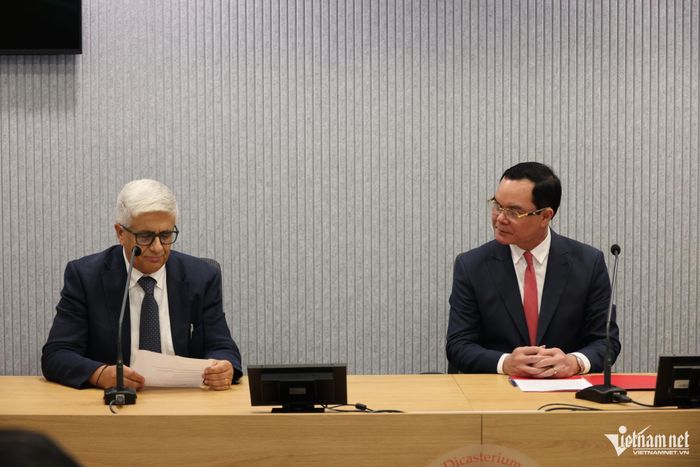 Ông Andrea Tornielli - Giám đốc điều hành Vatican News trao đổi cùng Bộ trưởng Bộ Dân tộc và Tôn giáo Việt Nam Nguyễn Đình Khang.