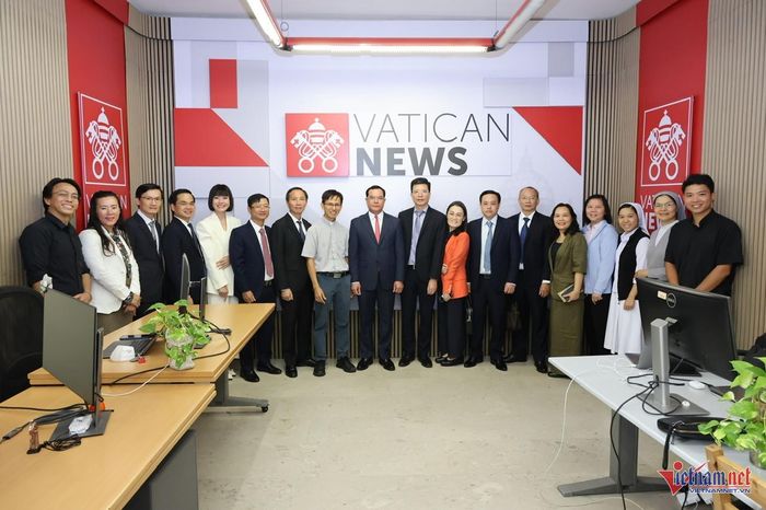 Đoàn công tác Bộ Dân tộc và Tôn giáo Việt Nam thăm, làm việc tại Vatican News.