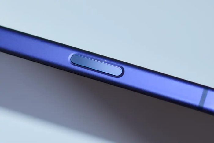Nút Camera Control xuất hiện vài vết mẻ ở phần viền. Ảnh: Mahmoud Itani / Macworld